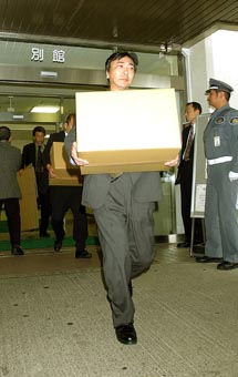 東京慈恵会医大付属青戸病院の家宅捜索で押収した資料を運びだす捜査員ら=25日午前11時25分、東京都葛飾区