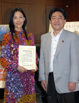 北側一雄(国土交通大臣・観光立国担当大臣)より任命状を受取る木村佳乃=7日、11時42分=東京都千代田区霞ヶ関の国土交通省大臣室(撮影・宮川浩和)