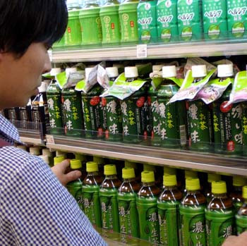 清涼飲料各社が「濃いお茶」を市場投入=東京都千代田区のナチュラルローソン新東京ビル店(撮影・高橋寛次)