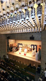 桂三枝さんら150人が出席して、竣工式が行われた「天満天神繁昌亭」=午前9時20分、大阪市北区