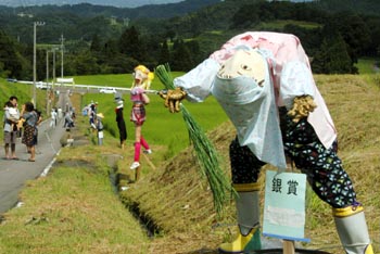 「やまだのかかしコンテスト」で銀賞を受賞した「棚田の稲とイナバウアー」=12日午後、富山市山田赤目谷(共同)
