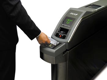 全日本が9月にスタートするスキップサービス。搭乗券の代わりにICチップ付きのカードや二次元コードをかざすだけで、搭乗ゲートを通ることができる