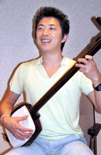 祭りをテーマにした新作をリリースした津軽三味線奏者・上妻宏光