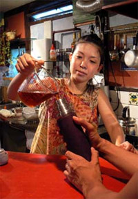 水筒を持っていくと、お茶を注いでくれる=大阪市北区西天満の「ロータスルーツ/パーク」