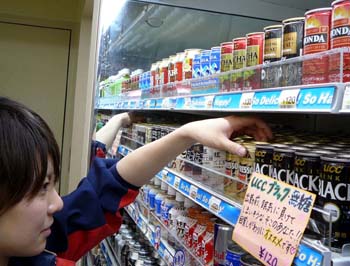 コンビニエンスストアの棚に並ぶ缶コーヒー。成長する「微糖」の市場に、清涼飲料各社が注力している=東京都港区のエーエム・ピーエム六本木アーク八木ヒルズ店