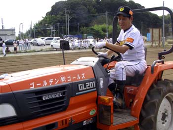 市民から提供された農園をトラクターで耕す萩本欽一さん=22日、茨城県稲敷市浮島(撮影・納村悦子)
