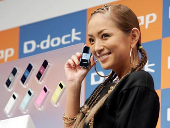 松下電器産業の新製品「D−snap」をPRする浜崎あゆみさん=23日、東京都江東区有明(撮影・古厩正樹)