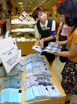佑ちゃんハンカチブームで、近鉄百貨店阿倍野本店に設けられた青色ハンカチのコーナー