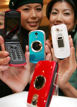 KDDIが9月から順次発売する携帯12機種を発表。音楽やデザインへのこだわりを強調した=28日午後、東京都千代田区(撮影・奈須稔)