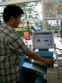将来はコンビニのコピー機で大学の卒業証明書がとれるようになる=30日、セブン―イレブンの麹町駅前店(撮影・財川典男)