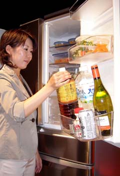 松下電器は使いやすい冷蔵庫「コンパクトBiG」の新シリーズ4機種を発表=30日(撮影・田端素央)