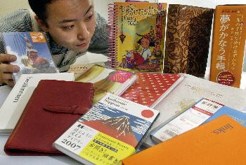 ビジネス手帳のイメージが一変。店頭には個性あふれる手帳が並ぶ=11月29日大阪市中央区・東急ハンズ心斎橋店