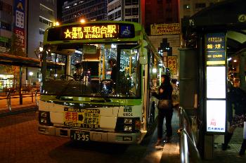 国際興業が運営する深夜バス。都心からに限らず、終電後に郊外のターミナル駅(大宮駅、南浦和駅など)から発車する便も増やしている(撮影・森浩)