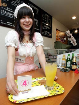 メードが席まで料理を運んでくれるハンバーガーレストラン「萌バーガー」=東京都千代田区