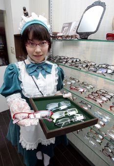 メードがお見立てしてくれるメガネ店「キャンディフルーツオプティカル」=東京都千代田区