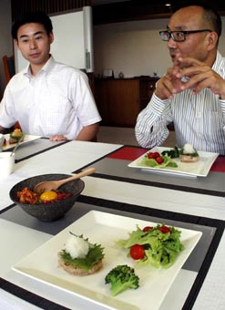 「鯨食ラボ」が開催する業者向けの試食会。自慢のメニューは手前のハンバーグ。鶏肉と合わせることで、ＤＨＡなどが豊富なヘルシー料理となる＝東京都港区