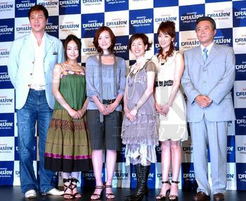 公演を応援する「チーム ドラリオン」が結成され、団長を務める小倉智昭キャスターのほか、荒川静香さん、久本雅美さんらが駆けつけた