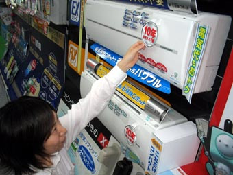 フィルターの自動掃除など、いろいろな機能を備えたエアコンが売れている=東京・秋葉原の「ヨドバシカメラ マルチメディアAkiba」