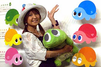 版権ビジネスが展開されるカメ型おもちゃ「ウォーキービッツ」の会見では、タレントの矢口真里さんもエール=11日、東京都渋谷区