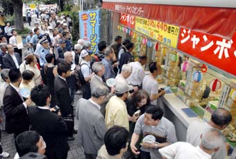 サマージャンボ宝くじ発売で、売り場に並ぶ人たち=13日午前、東京・銀座