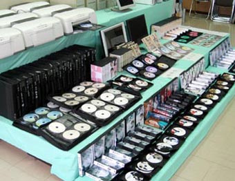 違法にコピーされ販売されていた人気韓流ドラマのDVD=20日午前、東京・八王子署
