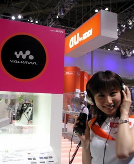 KDDI(au)は音楽プレーヤーを搭載した携帯電話「ウォークマンケータイ」を、19日開幕した「ワイヤレスジャパン」で展示した=東京都江東区の国際展示場