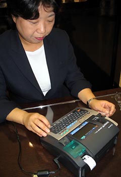 「点字ライター」を操作する吉見幸子さん=東京都渋谷区の「東急百貨店本店」