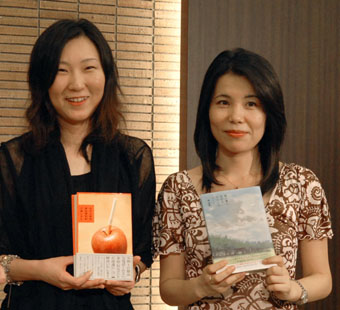 作品を手に受賞の喜びを語る三浦しをんさん(左)と森絵都さん=13日、東京会館