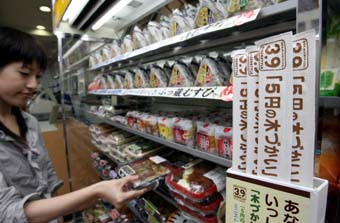 輸入価格高騰で割りばしも有料化?1膳5円で売り出したコンビニも=東京・神田錦町のミニストップ
