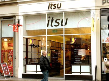 ロンドン中心部ピカデリー通りのすしバー「イツ」