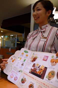 子ども向けメニューに、アレルギーを引き起こしやすい原材料を使わない料理をそろえるファミレスも登場=東京都新宿区の「デニーズ市ヶ谷店」(撮影・高橋寛次)