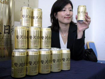 アサヒビールが新発売する発泡酒「贅沢日和」。低迷する発泡酒販売の巻き返しを狙う=東京・丸の内の東京商工会議所