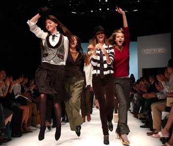 ユニクロの2006秋冬コレクション=6日午後、東京・丸の内(撮影・矢島康弘)