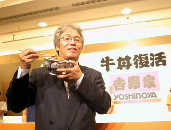 牛丼販売再開を発表する吉野家ディー・アンド・シーの安部修仁社長=6日、東京・渋谷