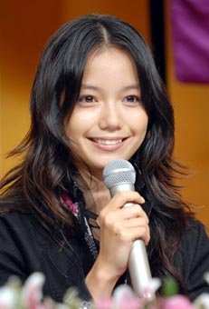 NHKの大河ドラマ「篤姫」の主役に決まった女優・宮崎あおいさん=8日、東京都渋谷区のNHK(撮影:寺河内美奈)