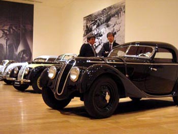 森美術館で20日まで開催中の「BMW 革新の軌跡」=12日、東京・六本木