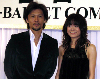 Kバレエ・カンパニーへの移籍を発表する吉田都(右)と芸術監督の熊川哲也=東京都内のホテル