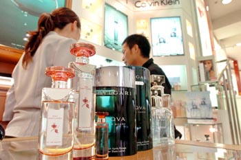 中高年男性にも垣根がなくなりつつある化粧品売り場=東京都豊島区の西武百貨店池袋本店(撮影・大西正純)