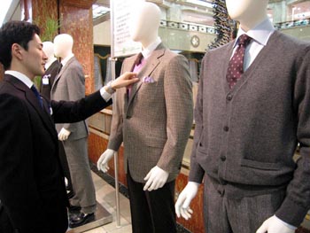 消費者への定着に向け正念場―。百貨店がウォームビズ関連の商品拡充に力を入れている=東京都中央区の三越日本橋本店