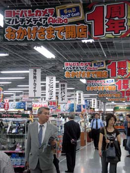 開店1周年セールでにぎわうヨドバシカメラの「マルチメディア・アキバ」=東京・秋葉原(撮影・塩原永久)