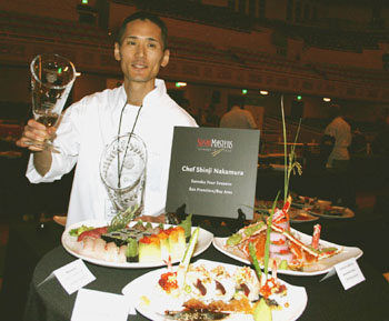 18日、米カリフォルニア州サクラメントで行われたすし職人コンテストで優勝した中村進二さん(共同)