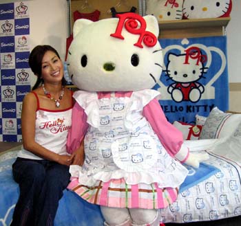 「ハローキティ」とのコラボレーション商品をPRするタレントの酒井法子さん=東京都品川区のサンリオ本社