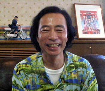 「こち亀」は秋元さんのデビュー作。「当時は休んだらいくらでも代わりはいるので、必死になって描きました」=東京都葛飾区の仕事場(撮影・堀晃和)