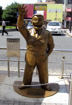漫画の舞台のJR亀有駅北口には今年2月両さんの銅像が設置された(撮影・堀晃和)