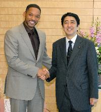 首相官邸を訪れた米国の俳優ウィル・スミス氏と握手する安倍首相=18日午後