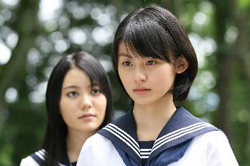 由似子(本仮屋ユイカ、右)は、不思議な魅力を持つ小夜子(鈴木、左)に憧れる=(C)2007 吉田秋生・小学館/「吉祥天女」製作委員会