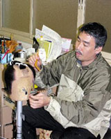 頭の形などに合わせ、かつらを作り上げていく大村さん