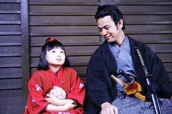 映画「憑神」で、災いの神(森迫永依、左)にとりつかれる彦四郎(妻夫木聡)=(C)2007「憑神」製作委員会