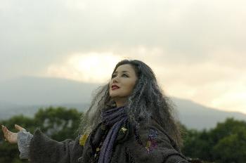 正体不明の奇妙な外見の女性アルゼンチンババアを演じた鈴木京香