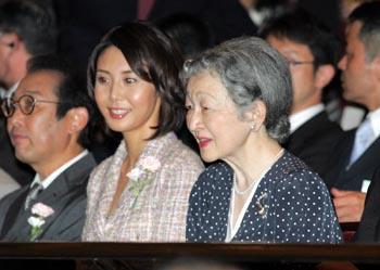 「眉山」の試写を鑑賞された皇后さま。左隣は松嶋菜々子さん、左端はさだまさしさん=9日午後6時半、東京都千代田区の有楽町朝日ホール(代表撮影)
